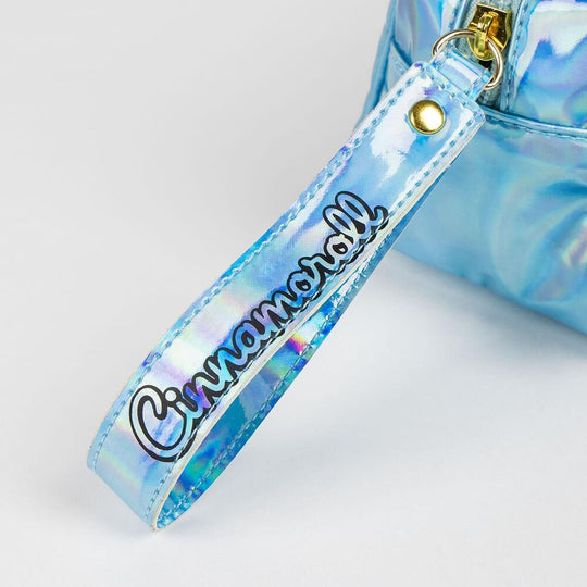 Trousse Hello Kitty & Cinnamoroll posée sur une surface blanche montrant ses dimensions compactes