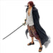 Profil gauche de la figurine Shanks One Piece montrant la posture dynamique et le sabre