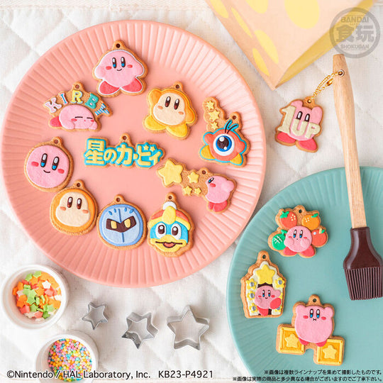 Porte-clés Kirby Cookie Surprise tenu dans une main pour montrer sa taille
