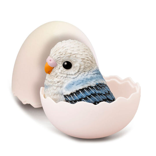 Figurine Baby Bird posée sur une surface claire avec éclairage naturel