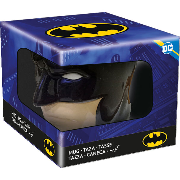 Vue de côté du mug Batman en céramique 3D montrant les détails du personnage et la finition STOR