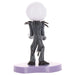 Profil gauche du Cable Guy Jack Skellington montrant la tenue noire et blanche.