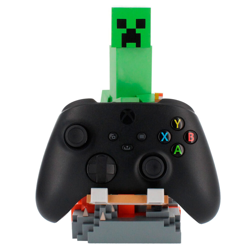 Support EXQUISITE GAMING avec manette Xbox Series X et câble de chargement visible