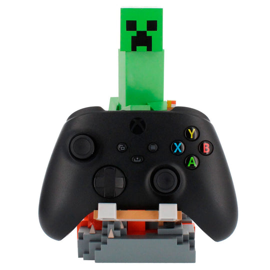 Support EXQUISITE GAMING avec manette Xbox Series X et câble de chargement visible