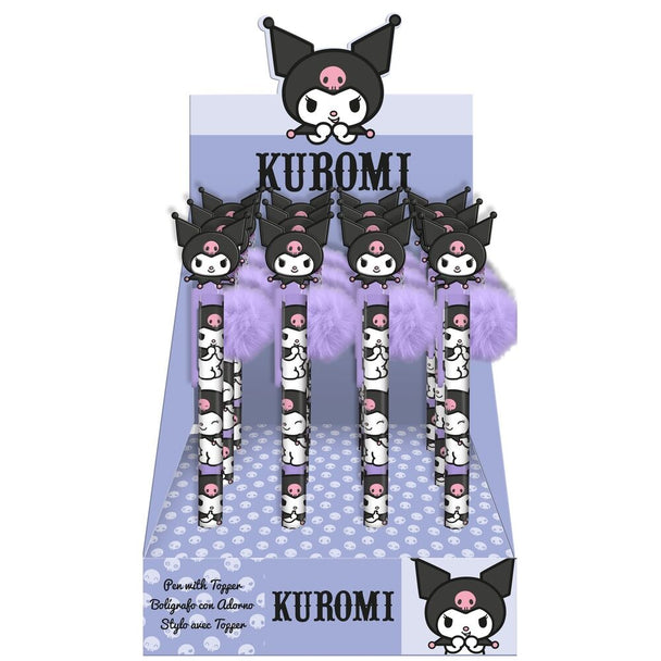 Pen topper Hello Kitty Kuromi posé sur un stylo avec fond blanc, dimensions 4x15,5x4 cm