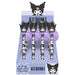Pen topper Hello Kitty Kuromi posé sur un stylo avec fond blanc, dimensions 4x15,5x4 cm