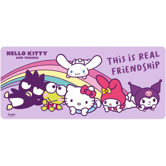 Détail du tapis gaming Hello Kitty avec texture lisse et surface antidérapante pour une meilleure stabilité