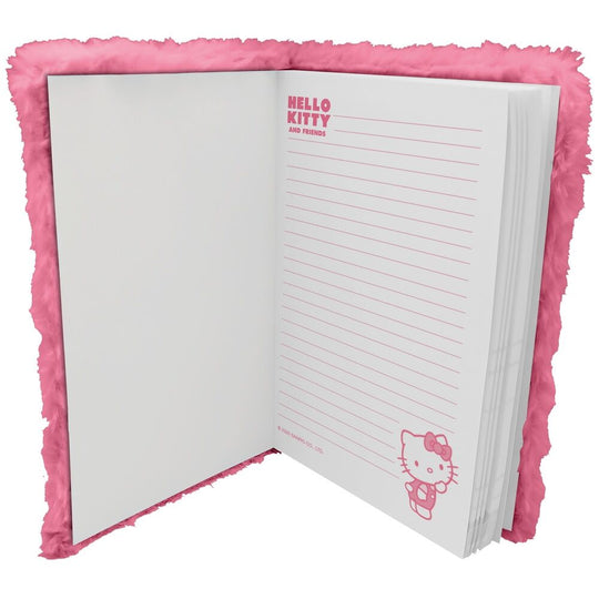Vue détaillée du cahier Hello Kitty et amis avec peluche, montrant la texture et le design coloré du produit KIDS LICENSING
