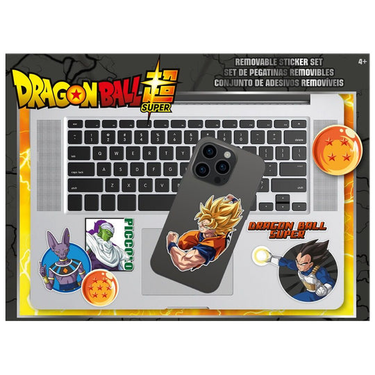 Plan rapproché sur un sticker de Goku en action, couleurs vives et contours nets du set Dragon Ball Super
