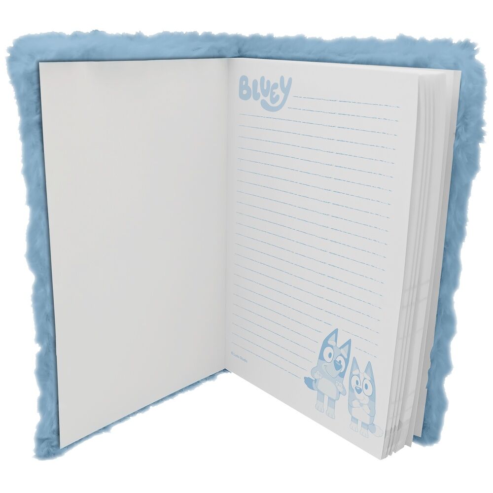 Vue rapprochée du carnet Bluey A5 en peluche montrant la texture moelleuse et les détails colorés