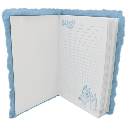 Vue rapprochée du carnet Bluey A5 en peluche montrant la texture moelleuse et les détails colorés