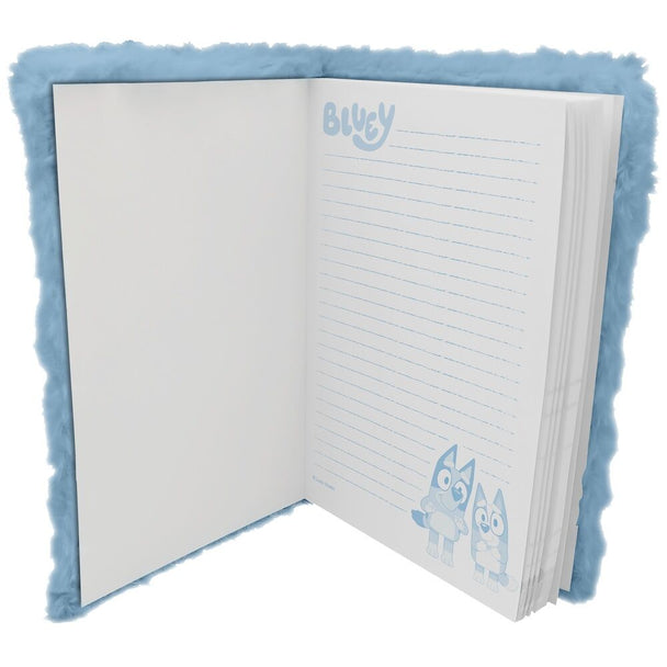 Vue rapprochée du carnet Bluey A5 en peluche montrant la texture moelleuse et les détails colorés
