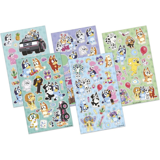 Vue rapprochée des détails du set de stickers Bluey avec les personnages principaux et motifs ludiques, produit KIDS LICENSING