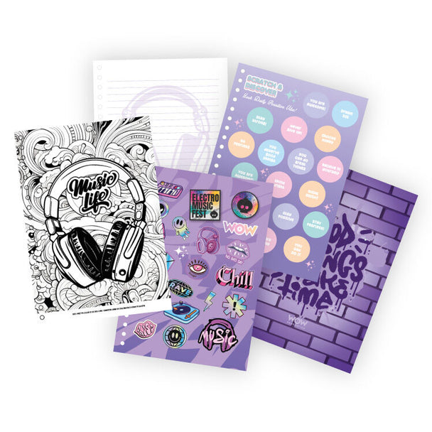 Pages intérieures du cahier montrant dessins à colorier, autocollants et zones à gratter pour enfants