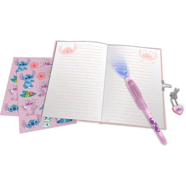 Stylo magique bleu posé à côté du carnet Disney Stitch, prêt à être utilisé pour dessiner et écrire
