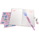 Stylo magique bleu posé à côté du carnet Disney Stitch, prêt à être utilisé pour dessiner et écrire