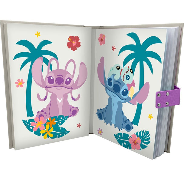 Intérieur du journal secret Disney Stitch montrant les pages lignées prêtes à être écrites