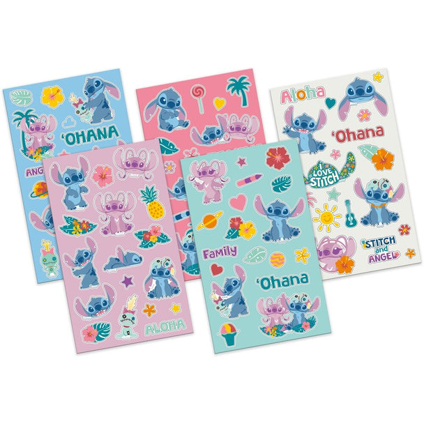 Vue détaillée d’un sticker Stitch souriant du set Disney, mettant en avant la qualité et les couleurs vives des autocollants.