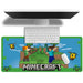 Installation du tapis gaming Minecraft sur un bureau avec clavier et souris pour une session de jeu confortable