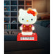 Lampe Hello Kitty 3D allumée sur une table de chevet dans une chambre d'enfant