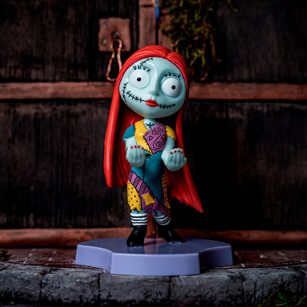 Comparaison de taille de la figurine Sally à côté d’un écouteur standard