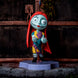 Comparaison de taille de la figurine Sally à côté d’un écouteur standard
