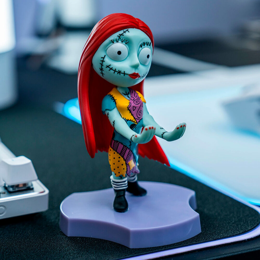 Vue inclinée mettant en valeur les finitions peintes à la main de la figurine Sally