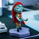 Vue inclinée mettant en valeur les finitions peintes à la main de la figurine Sally