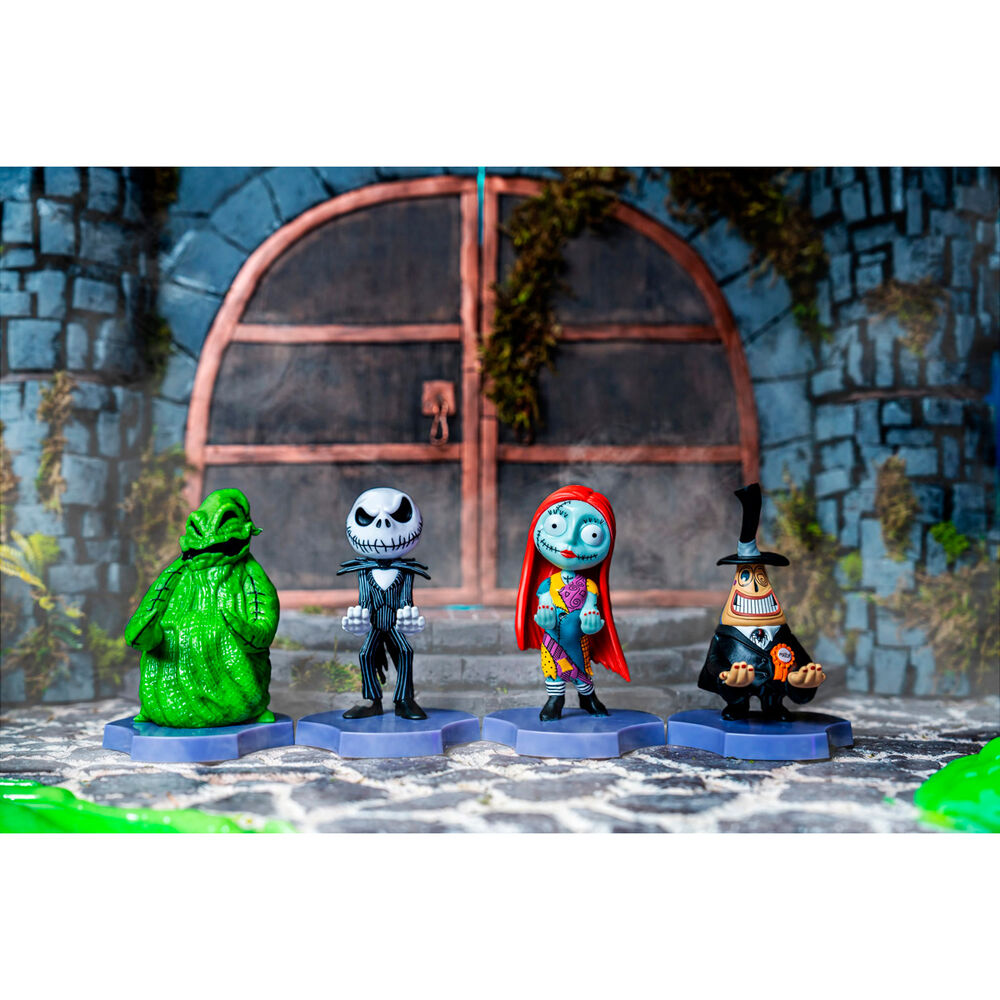 Photo en situation avec la figurine Sally utilisée comme support pour écouteurs sur un ordinateur