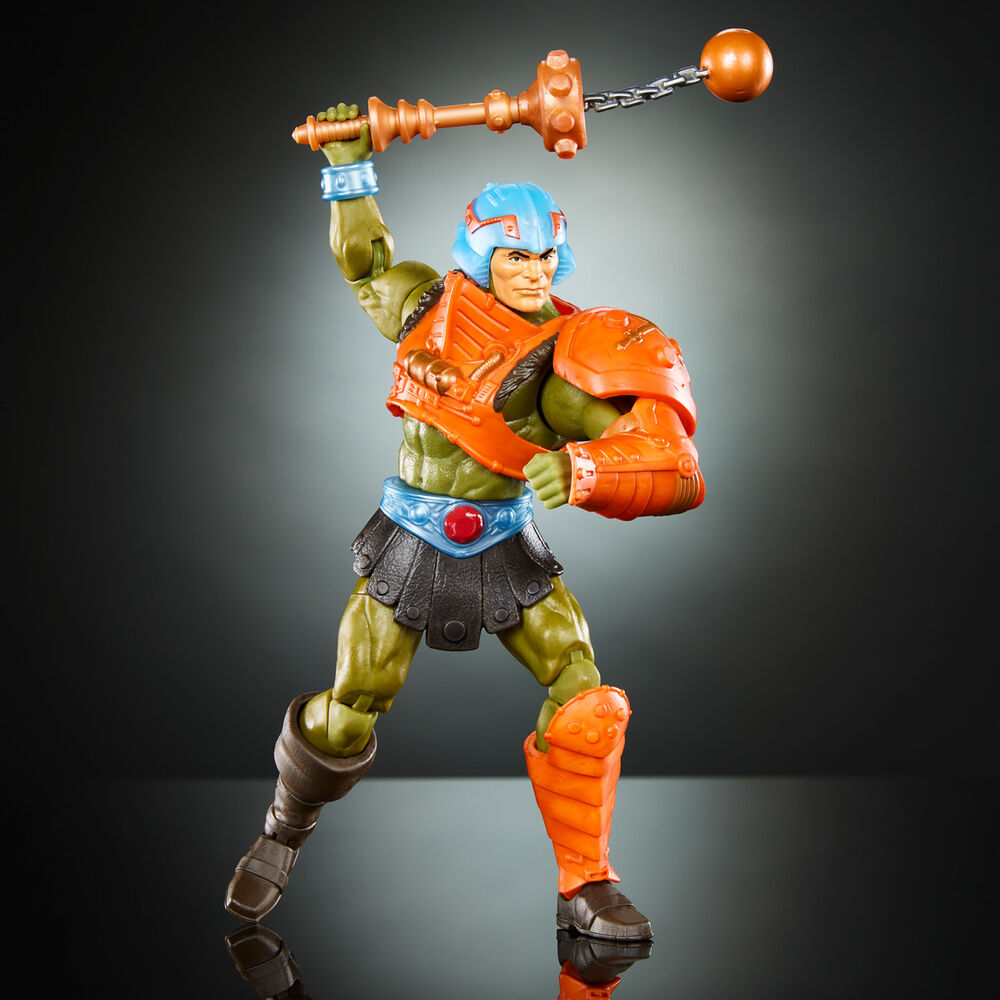 Collection complète de la figurine Man-At-Arms présentée sur fond neutre avec accessoires