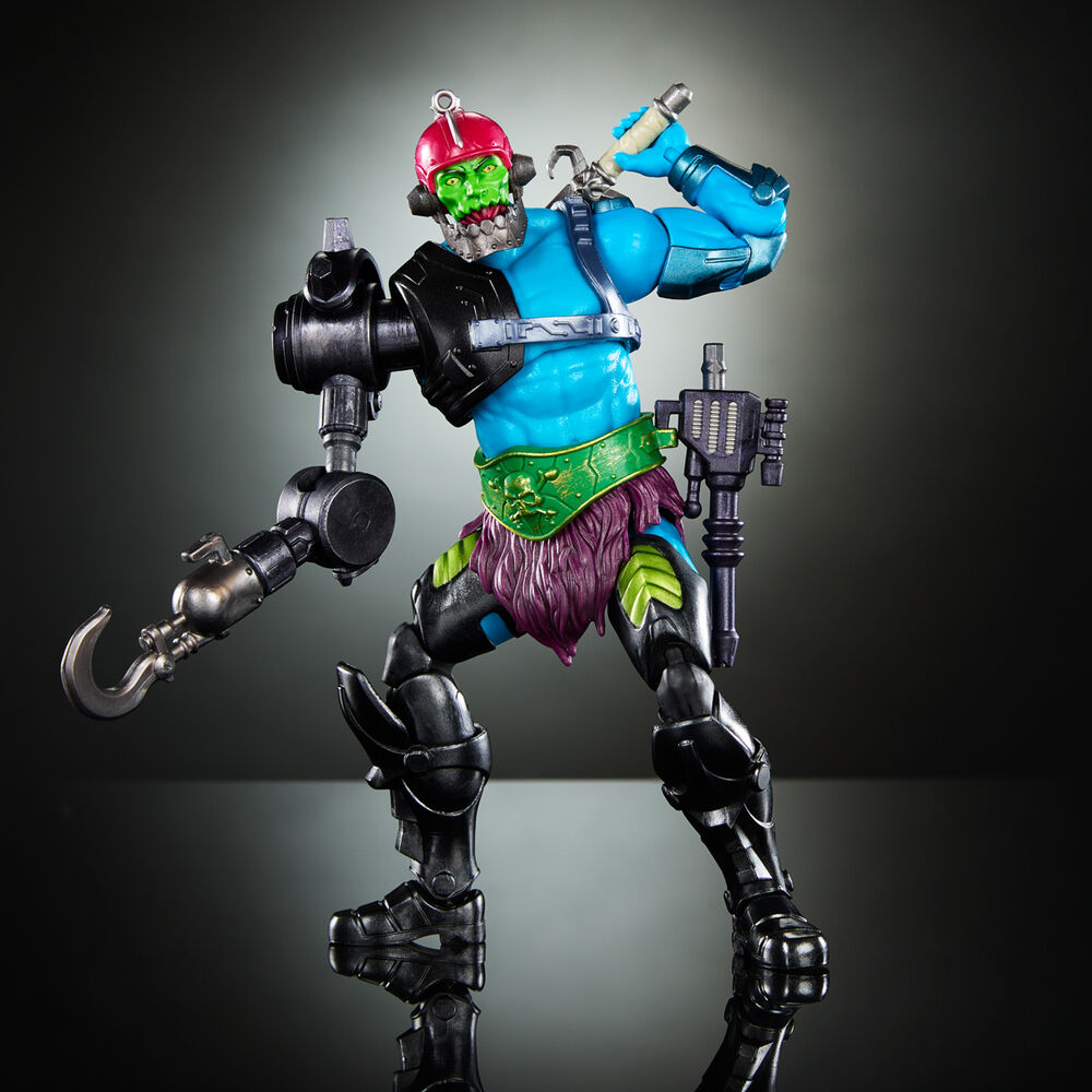 Figurine Trap Jaw posée avec épée et pistolet, démontrant ses 30 points d'articulation