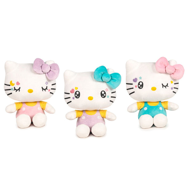 Peluche Hello Kitty 50ème anniversaire de 16 cm assise sur fond blanc, montrant ses détails doux et colorés