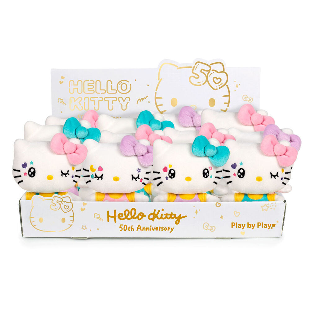 Vue rapprochée de la peluche Hello Kitty PLAY BY PLAY édition 50ème anniversaire, mettant en valeur son visage et ses accessoires