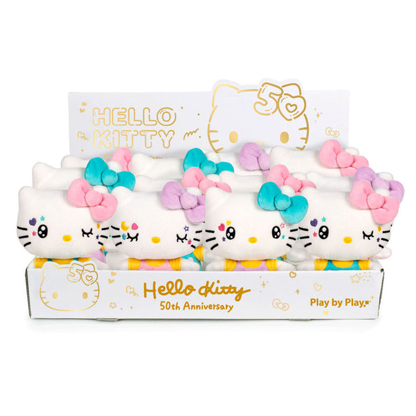 Vue rapprochée de la peluche Hello Kitty PLAY BY PLAY édition 50ème anniversaire, mettant en valeur son visage et ses accessoires