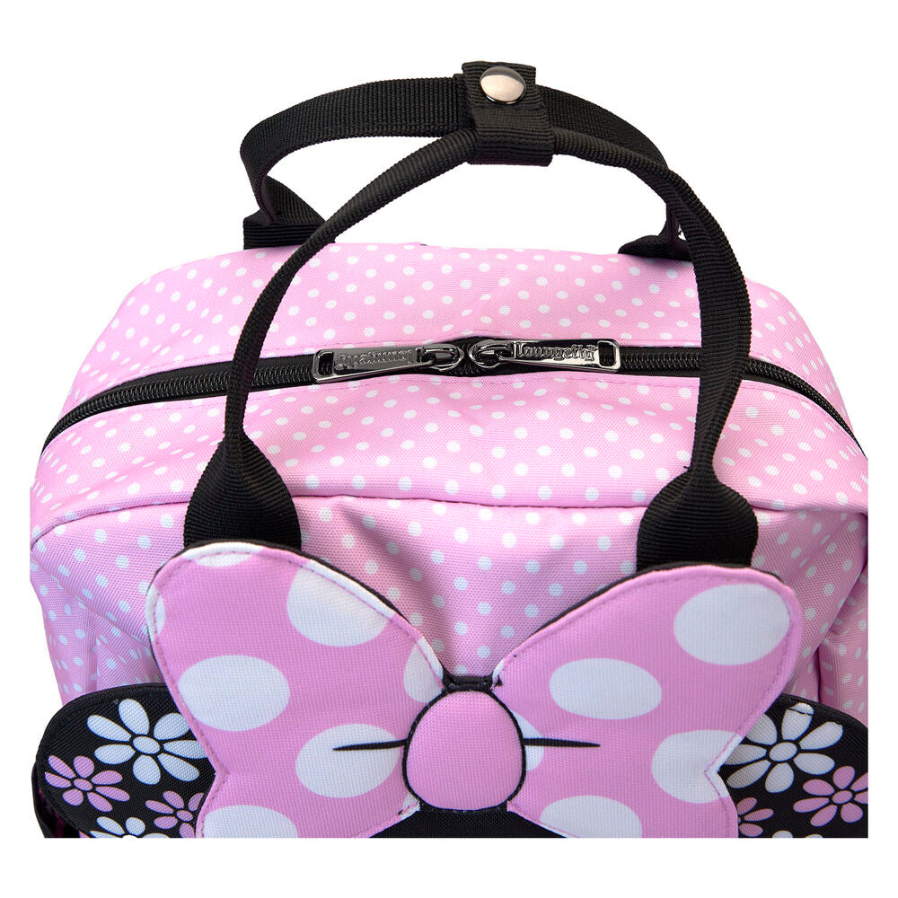 Gros plan sur les détails en paillettes, broderie et matelassage du sac à dos Loungefly Minnie