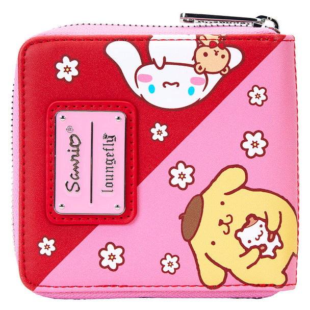Vue rapprochée du cuir vegan embossé et des motifs imprimés sur le portefeuille Hello Kitty