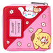 Vue rapprochée du cuir vegan embossé et des motifs imprimés sur le portefeuille Hello Kitty