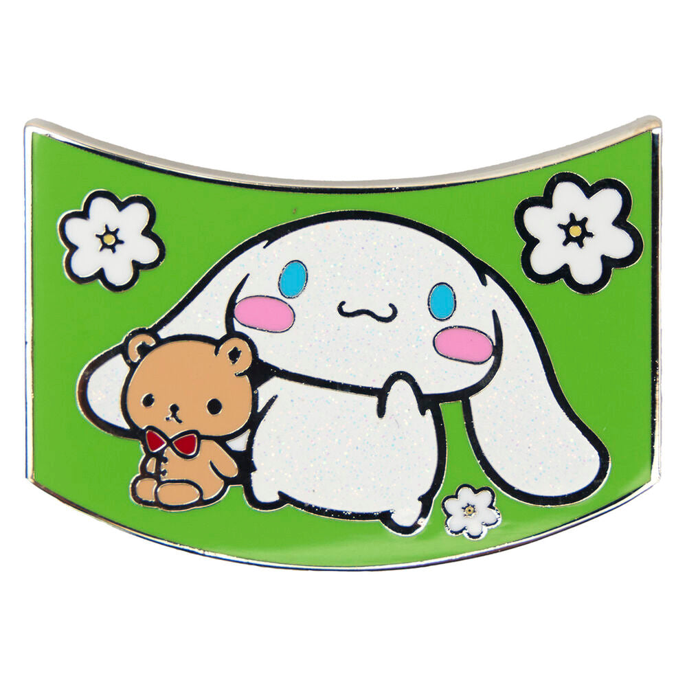 Zoom sur le pin's Hello Kitty avec ses couleurs vives et la finition brillante de l’émail