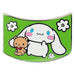Zoom sur le pin's Hello Kitty avec ses couleurs vives et la finition brillante de l’émail