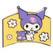 Pin's Hello Kitty avec ses amis, mise en scène sur un support noir pour mettre en valeur les détails