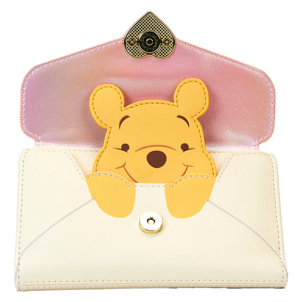 Détail du motif Lettre d'Amour sur le portefeuille Winnie l'Ourson Loungefly