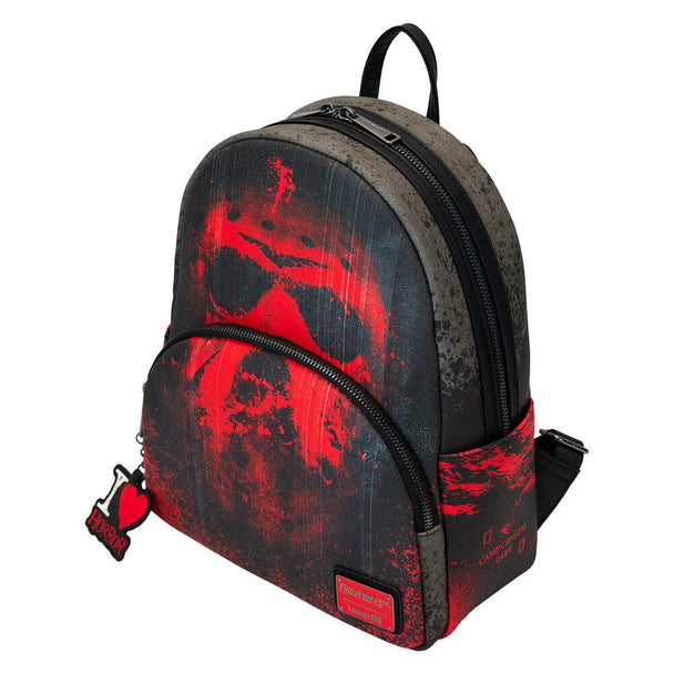 Zoom sur la fermeture éclair robuste et les coutures du sac à dos Loungefly Friday 13th
