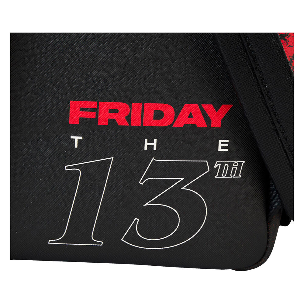 Sac à dos Loungefly Friday 13th Brothers porté par un mannequin en extérieur