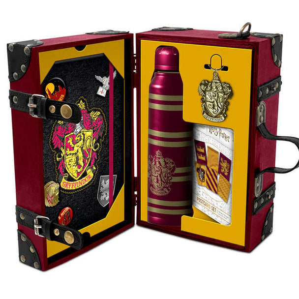 Contenu du coffret Harry Potter Gryffindor : carnet A5, 6 cartes postales illustrées, bouteille en métal et porte-clés.