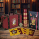 Bouteille en métal aux couleurs Gryffindor et porte-clés assorti posés à côté de la malette sur une surface claire.