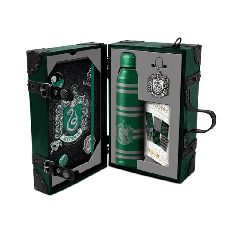 Contenu de la malette Harry Potter Serpentard comprenant cartes postales, carnet A5, bouteille en métal et porte-clés