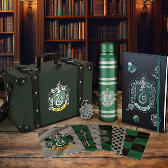Détail du porte-clés Serpentard et de la bouteille métallique assortie à la malette Harry Potter