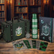 Détail du porte-clés Serpentard et de la bouteille métallique assortie à la malette Harry Potter