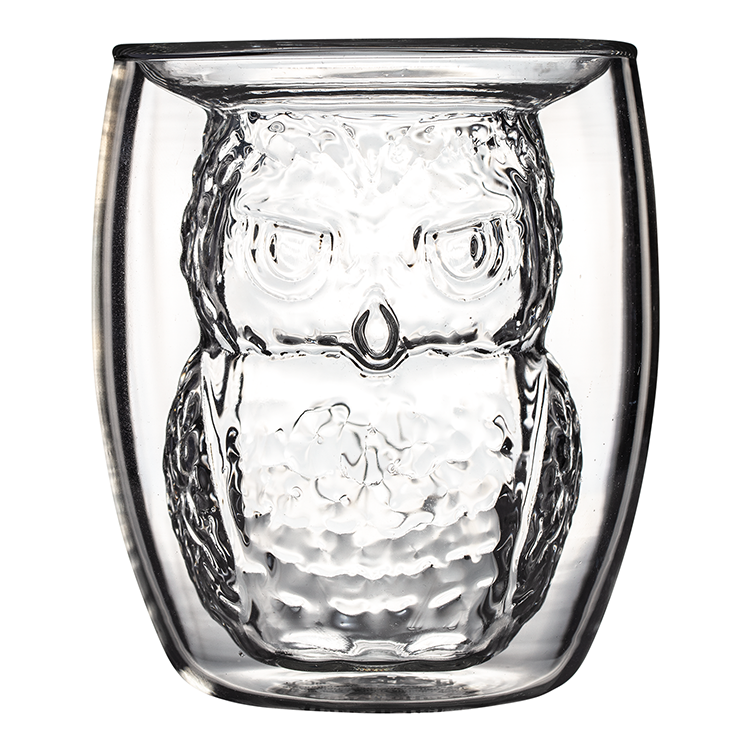 Présentation du gobelet Hedwig rempli de boisson chaude illustrant son isolation thermique.