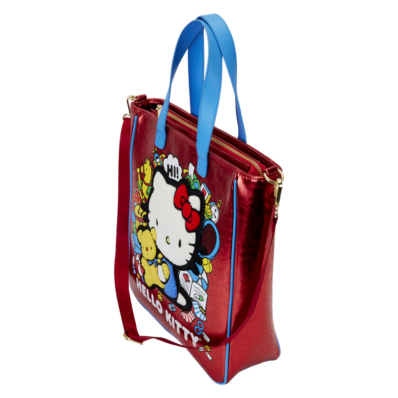 Gros plan sur le patch chenille Hello Kitty et les appliqués imprimés sur le sac tote Loungefly
